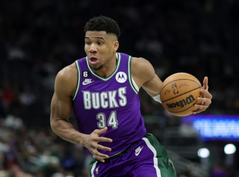 Αντετοκούνμπο: Η στιγμή που αποχωρεί τραυματίας κόντρα στους Χιτ (vid)