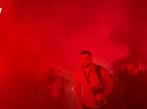 Η νύχτα έγινε μέρα: Η αποθεωτική υποδοχή στο ξενοδοχείο του Ολυμπιακού (vid)