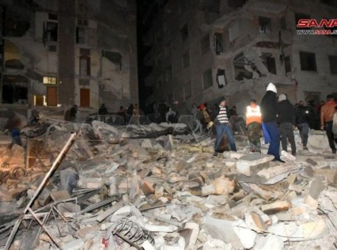 Σεισμός στην Τουρκία: Εκατοντάδες νεκροί και στη Συρία από τα τρομακτικά 7,7 Ρίχτερ