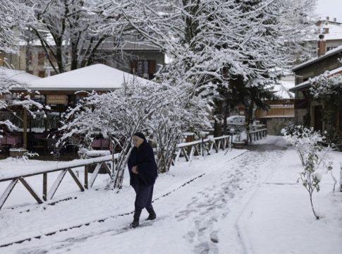 Καιρός: Έρχονται μπόρες χιονιού και τσουχτερό κρύο