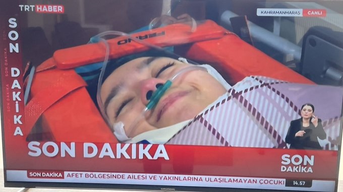 Τουρκία: «Αυτή που δεν πεθαίνει»… Συγκίνηση για την 17χρονη που βγήκε ζωντανή 248 ώρες μετά τον σεισμό (vid)