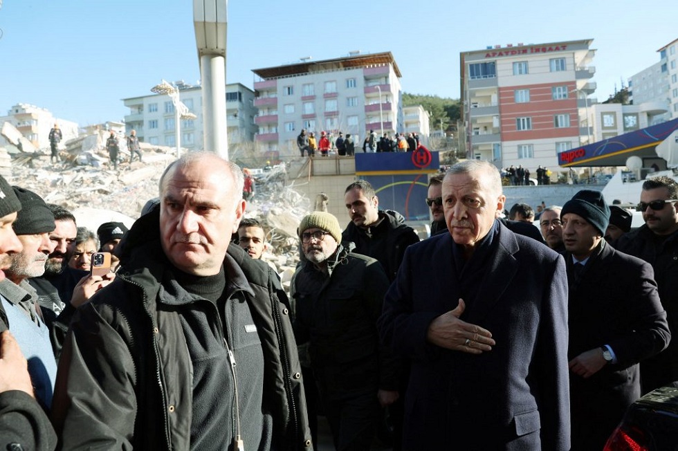 Σεισμός στην Τουρκία: Το μεγάλο δίλημμα Ερντογάν – Η οργή των πληγέντων και το στοίχημα της ανοικοδόμησης