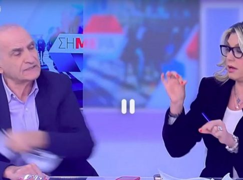 Γιώργος Βαρεμένος: Άρπαξε χαρτί με φωτογραφία του Τσίπρα από τα χέρια της Άννας Καραμανλή (vid)