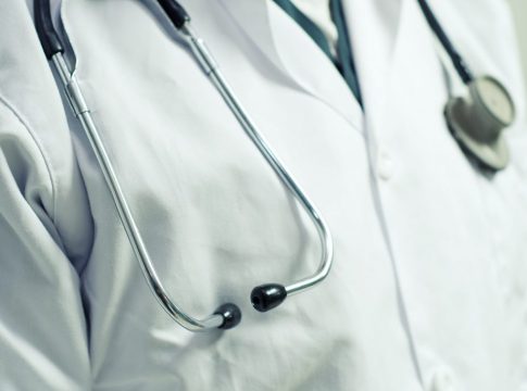 Θεσσαλονίκη: Κάθειρξη 10 ετών σε 37χρονη – «Έφαγε» 130.000 ευρώ από την κουμπάρα της