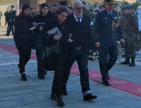 Πτώση Φάντομ στην Ανδραβίδα: Στην εκκλησία για την κηδεία η οικογένεια του υποσμηναγού (vid)