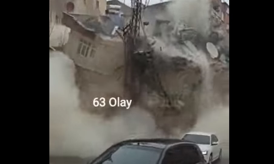 Σεισμός: Πολυκατοικίες σε Τουρκία και Συρία καταρρέουν σαν χάρτινοι πύργοι (vids)
