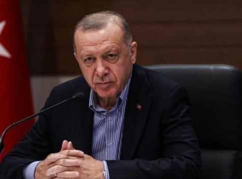 Σεισμός: Λεφτά υπάρχουν λέει ο Ερντογάν και μοιράζει 530 δολάρια σε κάθε σεισμόπληκτο