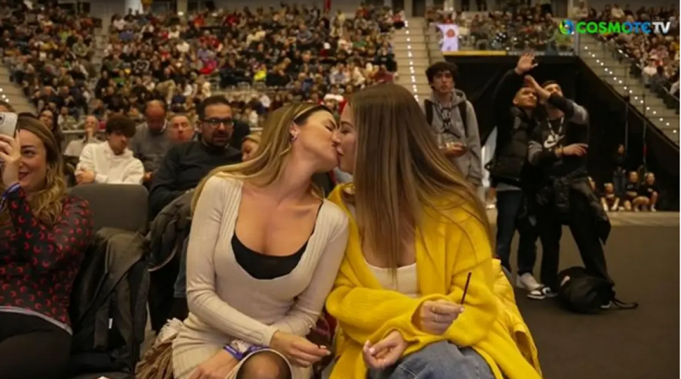 Ιταλία: Το φιλί δύο γυναικών που έκλεψε την παράσταση από τον ημιτελικό του κυπέλλου μπάσκετ (vid)