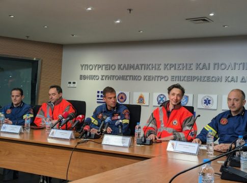 Οι σοκαριστικές μαρτυρίες των Ελλήνων διασωστών – «Μας ζήτησε με χαμόγελο να της κόψουμε το πόδι για να απεγκλωβιστεί»