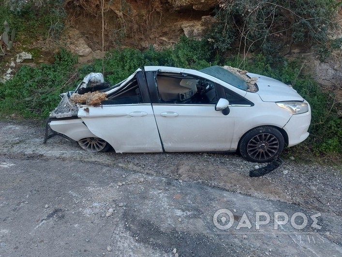 Καλαμάτα: Αυτοκίνητο ισοπεδώθηκε από βράχο – Η μητέρα ετοιμαζόταν να φύγει με το παιδί της (pic, vid)