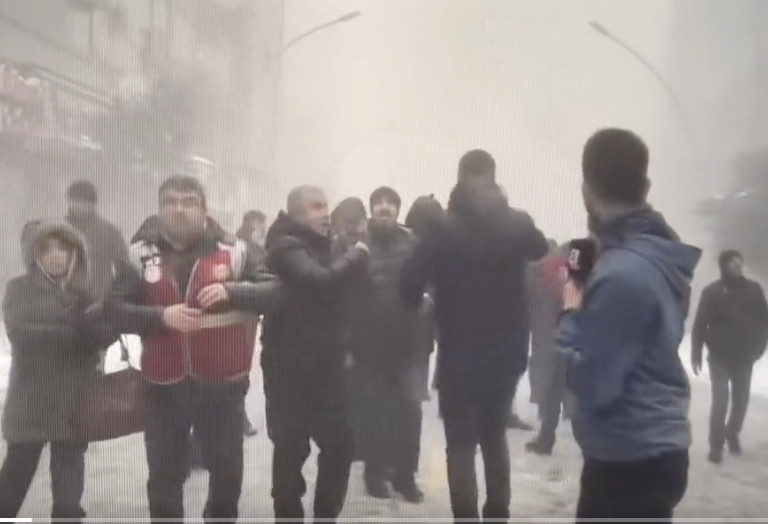 Σεισμός στην Τουρκία: Τα 7,7 Ρίχτερ βρήκαν τον δημοσιογράφο σε απευθείας μετάδοση (vid)