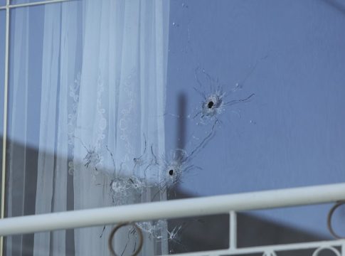 Αγ. Βαρβάρα: Η στιγμή που οι δράστες «γαζώνουν» τα τέσσερα σπίτια με καλάσνικοφ (vid)