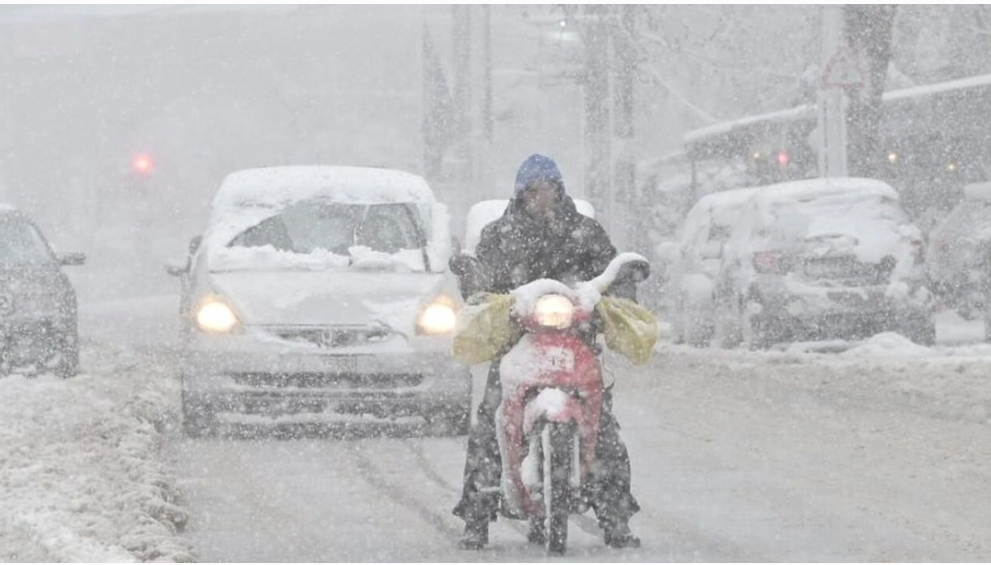 Κακοκαιρία Μπάρμπαρα: Η συγκλονιστική στιγμή που ντελιβεράς δίνει «μάχη» με τα χιόνια για να πάει παραγγελία (pics)