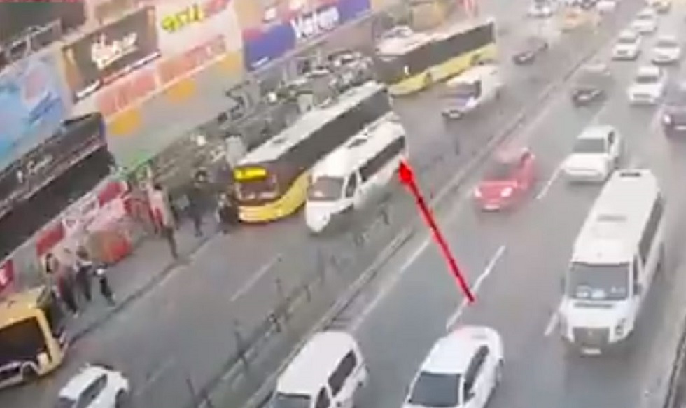 Σοκαριστικό βίντεο από φονικό τροχαίο στην Κωνσταντινούπολη – Λεωφορείο πέφτει πάνω σε πεζούς (vid)