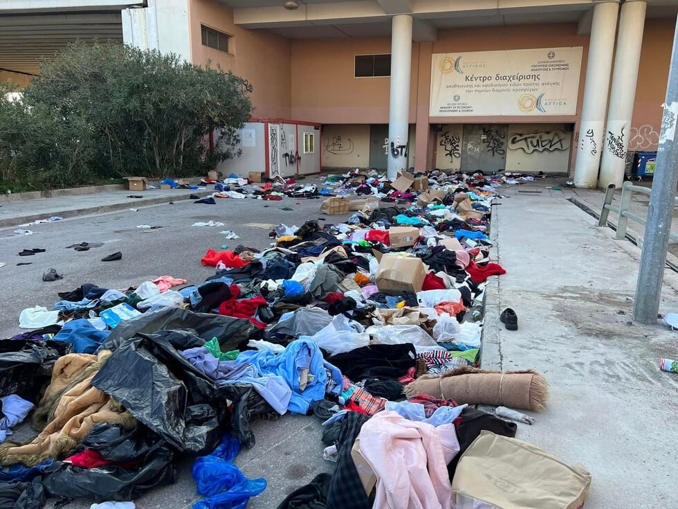 Εικόνες ντροπής στο κέντρο διαχείρισης ειδών πρώτης ανάγκης – Η βοήθεια του κόσμου έγινε σκουπίδια