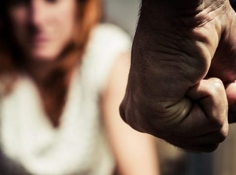 Περιστέρι: «Με κλείδωσε στο αυτοκίνητο και με εξανάγκασε σε στοματικό σεξ» – Κατήγγειλε τον πρώην σύζυγό της