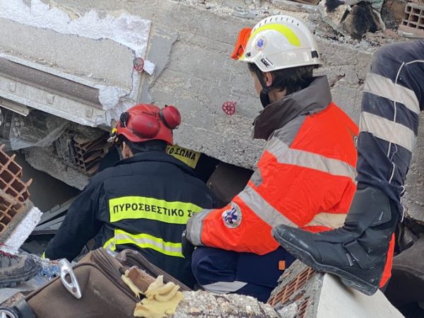 Σεισμός Τουρκία: «Βλέπουν την ελληνική σημαία στον δρόμο οι Τούρκοι και χειροκροτούν»