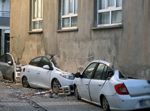 Σεισμός στην Τουρκία: Σπίτι τινάχτηκε στον αέρα και προσγειώθηκε σε αυτοκίνητα