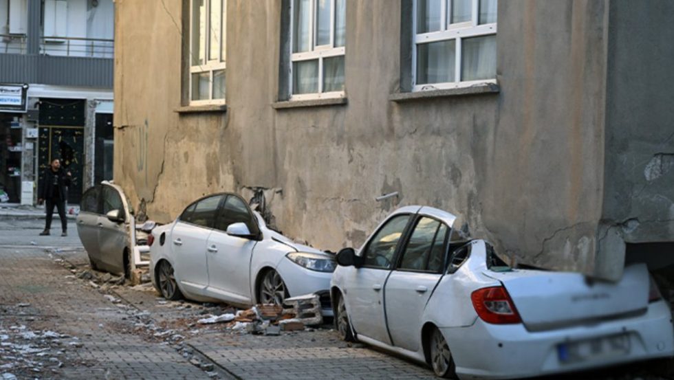 Σεισμός στην Τουρκία: Σπίτι τινάχτηκε στον αέρα και προσγειώθηκε σε αυτοκίνητα