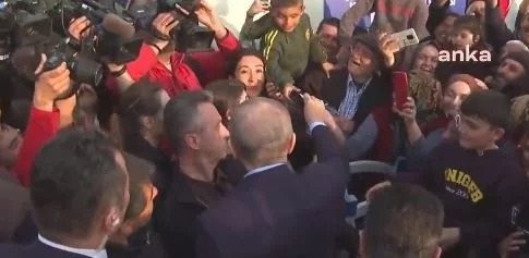 Τουρκία: Σφοδρές αντιδράσεις για τον λαϊκισμό του Ερντογάν – Μοίραζε χαρτζιλίκι σε παιδάκια σε σεισμόπληκτες περιοχές