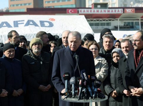 Τουρκία: Θα ανατρέψει ο σεισμός τον Ερντογάν; – Θα αναβάλει τις εκλογές;