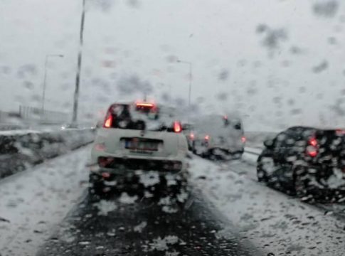 Χιόνια στην Αττική: Έκλεισε η Αττική Οδός