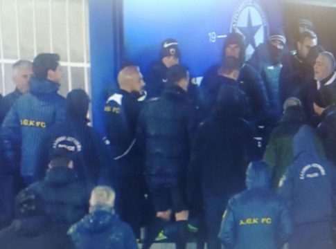 Νάτος και ο Γιαννάκης στα αποδυτήρια (vid+pics): «Τελείωσε» λέει στον Μανούχο πριν ο διαιτητής ανακοινώσει την απόφαση του