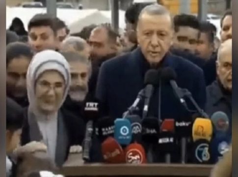 Σεισμός στην Τουρκία: Η Εμινέ Ερντογάν νόμιζε ότι χαϊδεύει παιδάκι αλλά ήταν νάνος