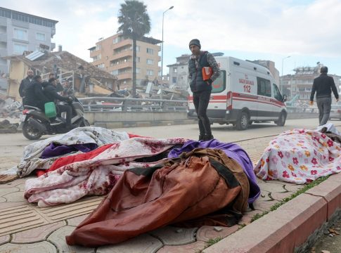 Σεισμός: Πτώματα παρατημένα στους δρόμους καθώς οι διασώστες ψάχνουν για ζωντανούς στα συντρίμμια