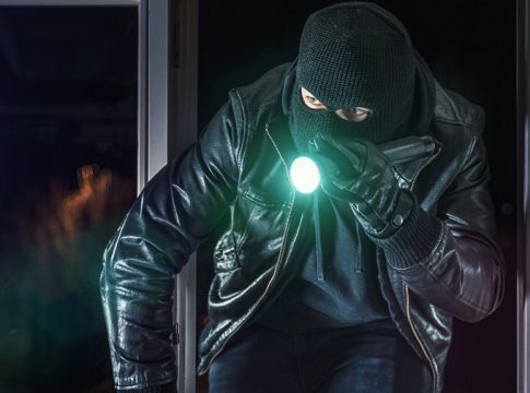 Τα 5 σημάδια που «μαρτυρούν» ότι κλέφτες παρακολουθούν το σπίτι σου