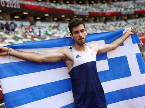 Τους κάνει πλάκα ο Τεντόγλου: «Πέταξε» στα 8,41μ. (vid)