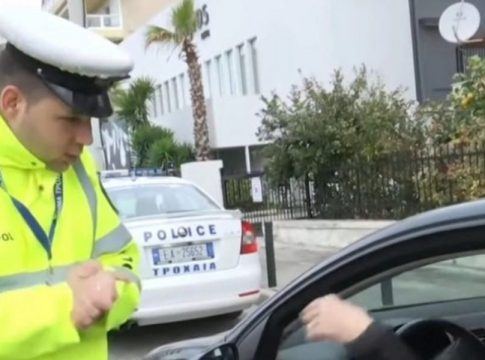 Μυθικός διάλογος ηλικιωμένης με τροχονόμο για τις αλυσίδες: «Στη λαϊκή πάω παιδάκι μου…» (vid)
