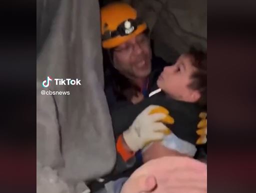 Συγκλονιστικό βίντεο: Αγοράκι κοιμόταν κάτω από τα συντρίμμια όταν το βρήκαν οι διασώστες