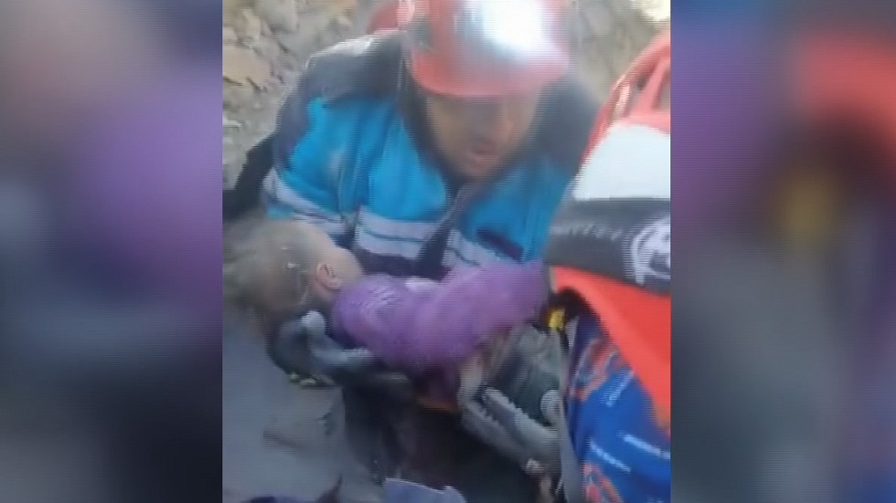 Σεισμός Τουρκία: Διασώστες βγάζουν από τα χαλάσματα βρέφος και τη μητέρα του 81 ώρες μετά