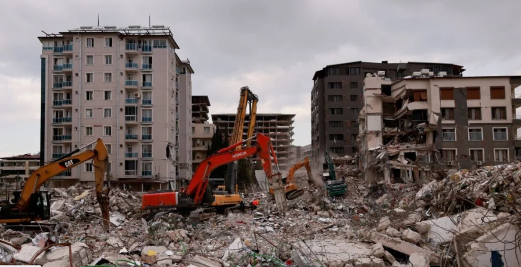 Τουρκία: Πατέρας και κόρη καταπλακώθηκαν μετά το νέο σεισμό – Κατέρρευσαν κτίρια