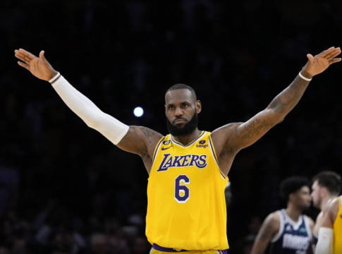 Απίθανη ανατροπή των Λέικερς στο Ντάλας – Με Τόμπσον μπροστάρη οι Γουόριορς