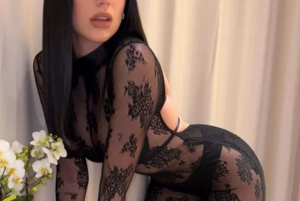 Ντούα Λίπα: Με μαύρο διάφανο φόρεμα πήγε στο Μιλάνο για την εβδομάδα μόδας