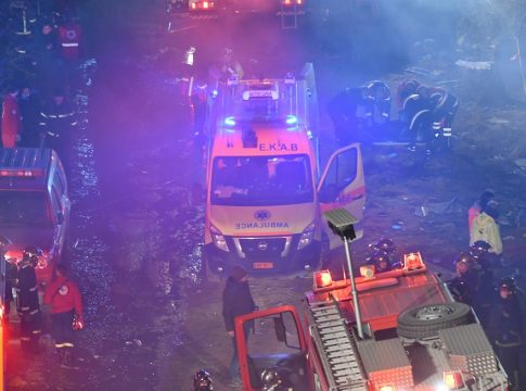 Τέμπη: Η τελευταία συνομιλία του μηχανοδηγού του Intercity – «Μαστρο-Γιώργο δεν κατεβαίνουμε εμείς»