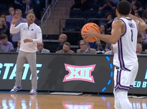 March Madness: Τους έπιασαν στον ύπνο – Προσποιήθηκε καβγά με τον προπονητή του και έδωσε ασίστ για alley-oop κάρφωμα