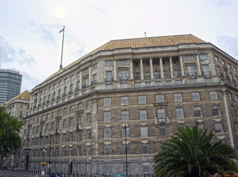 Βρετανία: «Βιομηχανία» πρακτόρων στην υπηρεσία αυταρχικών ηγετών και αδίστακτων εταιρειών