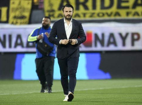 Ανάρτηση με νόημα από Καρυπίδη: «Ανάμεσα σε ηλίθιους…»
