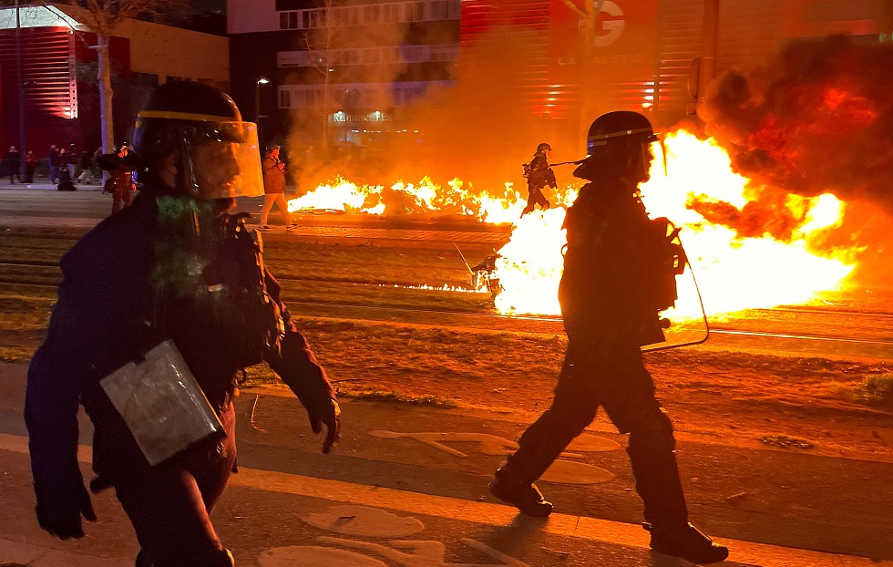 Γαλλία: Οδομαχίες μεταξύ αστυνομίας και διαδηλωτών για τρίτη νύχτα