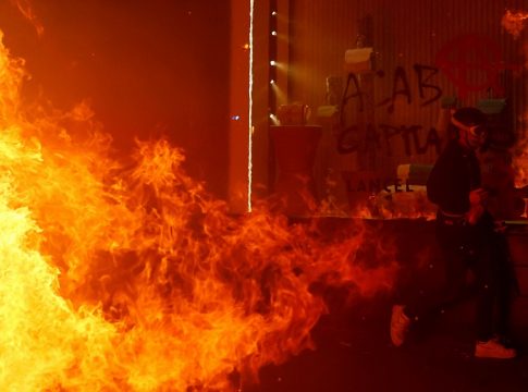 Η Γαλλία φλέγεται: Αστυνομία και εκατομμύρια πολίτες συγκρούονται στους δρόμους