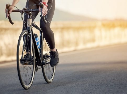 Λάρισα: Άναυδοι περαστικοί αντίκρισαν γυναίκα να κάνει βόλτα με ποδήλατο ημίγυμνη…
