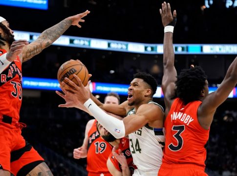 Μπακς – Ράπτορς 118-111: Triple double ο απίστευτος Γιάννης και «αγκαλιά» με την πρωτιά οι Μπακς