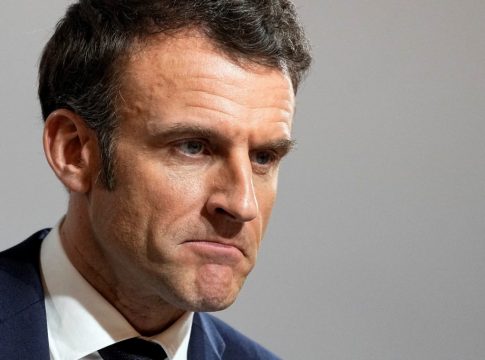 Προ των πυλών η πολιτική κρίση στην Γαλλία – Αντιμέτωπος με δύο προτάσεις μομφής ο Μακρόν