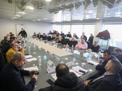 Παραιτήθηκε ο Λεουτσάκος – Βατερλό ΑΕΚ και μπουνιές των εκλεκτών της μέσα στο συμβούλιο – «Σφυροκόπημα» από τον Καραπαπά