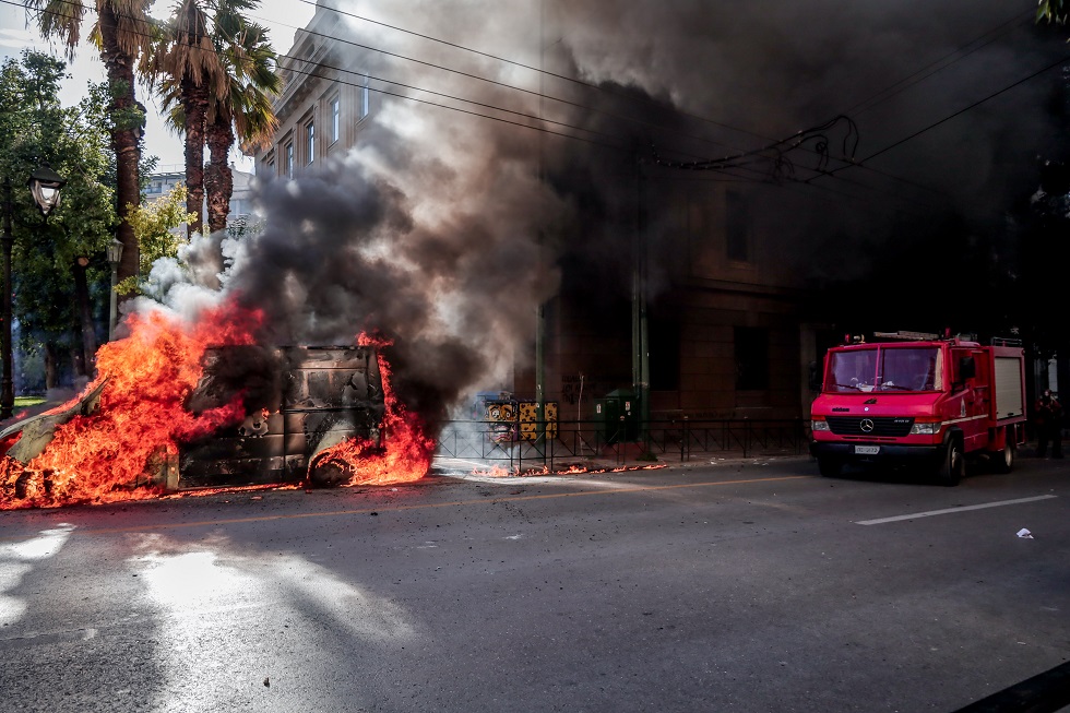 Τέμπη: Παρανάλωμα του πυρός βαν στην πορεία στο κέντρο της Αθήνας