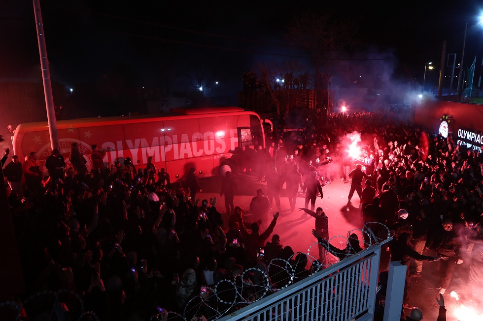 Χαμός στον Ρέντη: Χιλιάδες αποθέωσαν την αποστολή! (vids, pics)