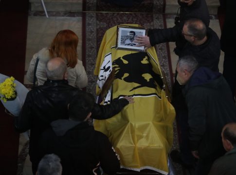 Ξεκίνησε το λαϊκό προσκύνημα στη σορό του Μίμη Παπαϊωάννου – Σκεπασμένο με σημαία της ΑΕΚ το φέρετρο (pics & vid)